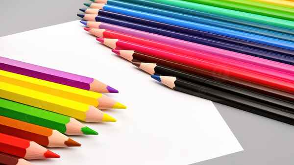 Подредени цветни моливи и лист хартия